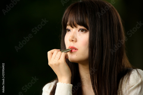 化粧する女性