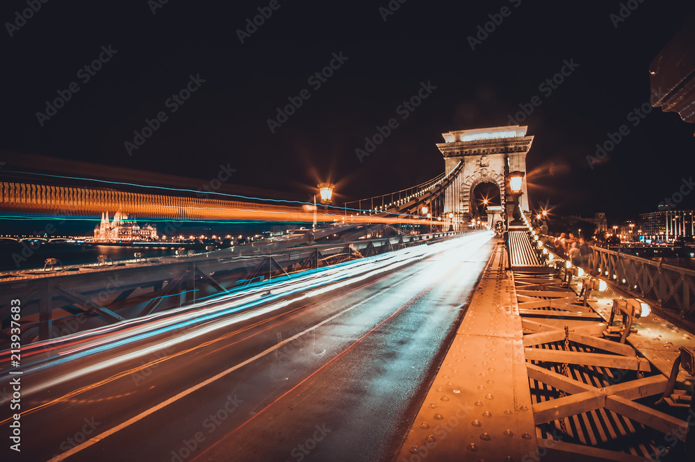 Obraz premium Famous Chain Bridge in Budapest, Hungary