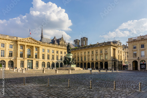 Fototapeta Naklejka Na Ścianę i Meble -  The streets of the historic center of Reims, France