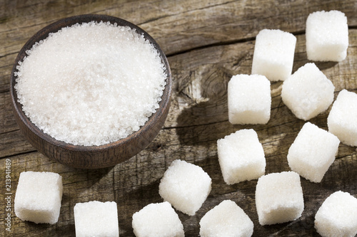 Powder and cubes of refined sugar