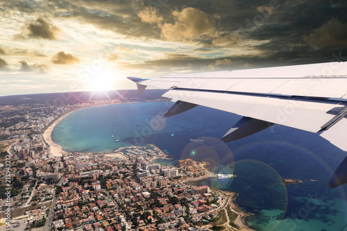 Flugzeug beim Flug über Palma - Mallorca