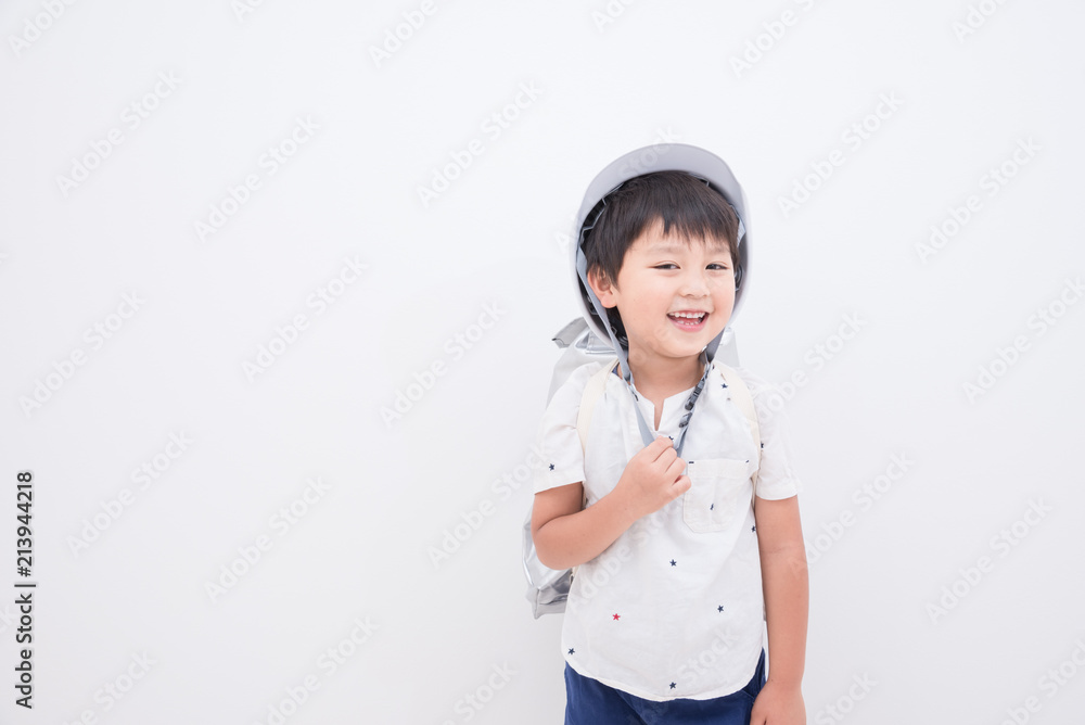 ヘルメットを被る女の子 ヘルメットを被る女の子