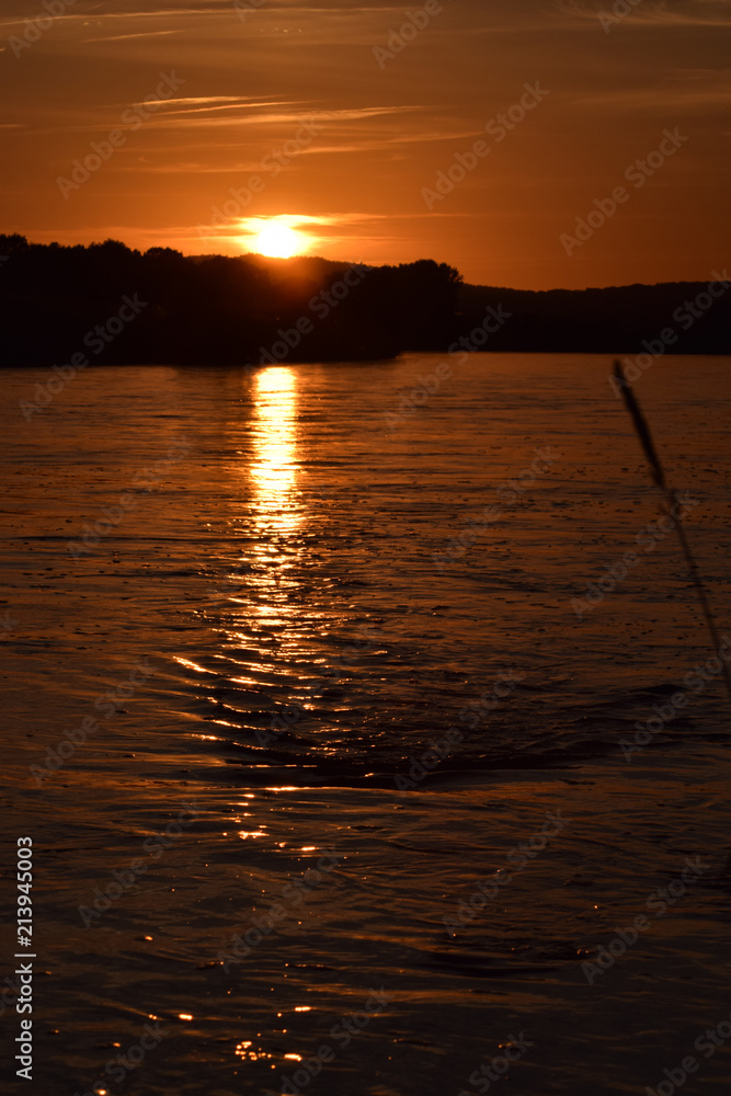 Naklejka premium Sonnenuntergang an der Weser