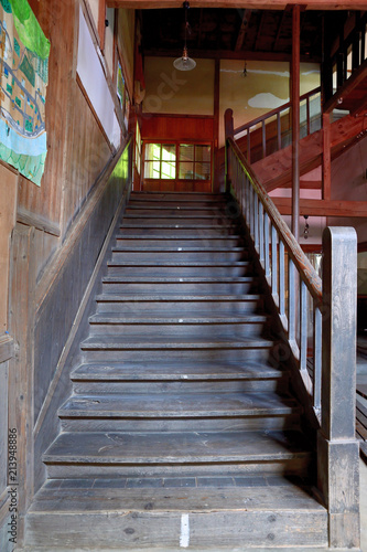 古い校舎の階段