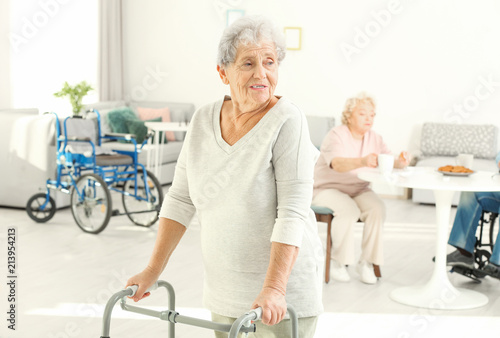 Senior woman with walkers i...
