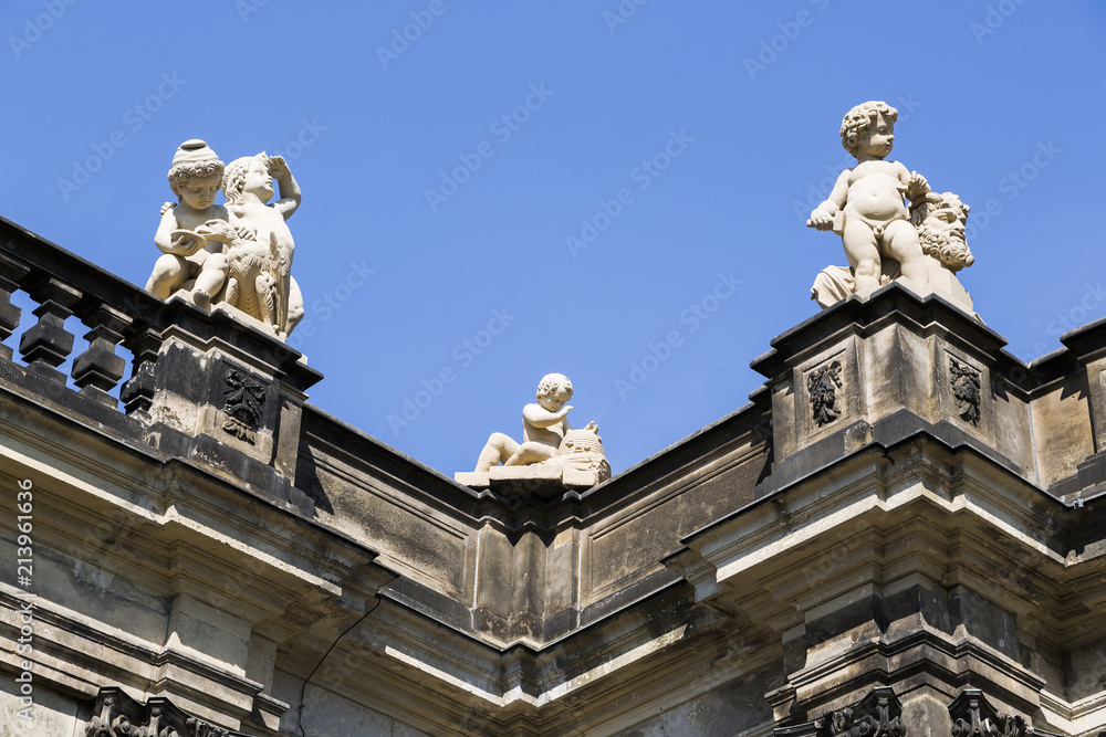 Obraz premium Beautiful sculpture of little cuspids on roof