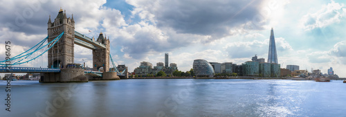 Die Skyline von London: von der Tower Bridge bis zur London Bridge an einem sonnigen Tag im Sommer