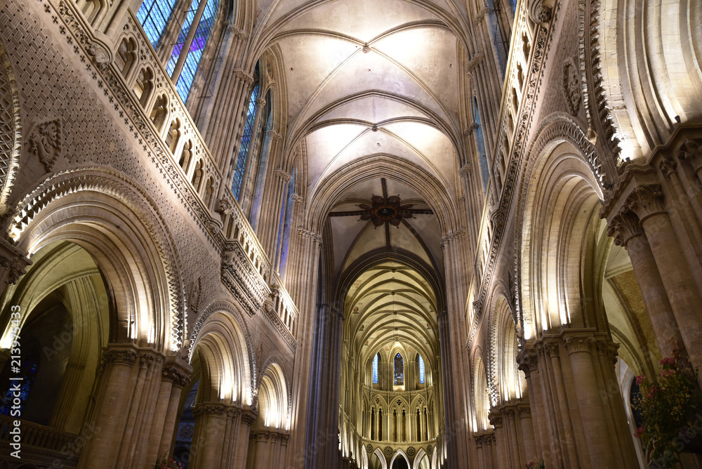 Nef illuminée de la cathédrale de Bayeux en Normandie, France