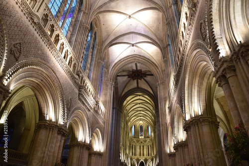 Nef illuminée de la cathédrale de Bayeux en Normandie, France