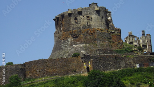 Vue du donjon du château du village de Murol 
