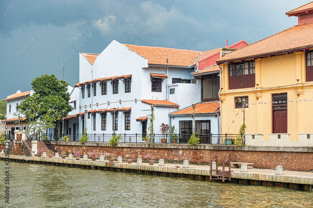 Obraz premium Colonial houses at UNESCO listed Canal Section Of The Melaka River in Malacca, Malaysia.