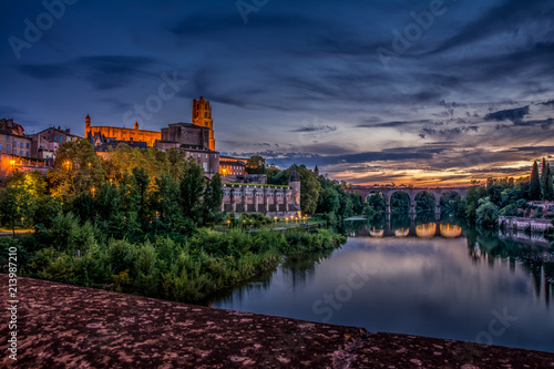 Cathédrale Sainte-Cécile d'Albi à la tombée de la nuit.