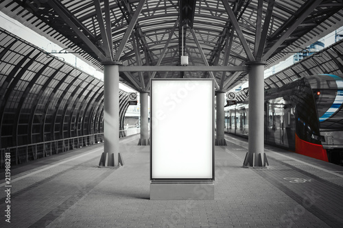 Εκτύπωση καμβά Blank white banner at metro station with arrived train on a background