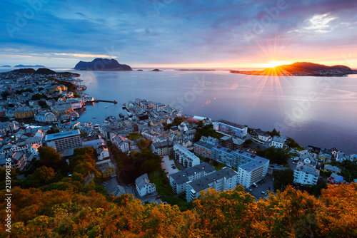 Tableau sur toile Colorful sunset in Alesund port town on western coast of Norway