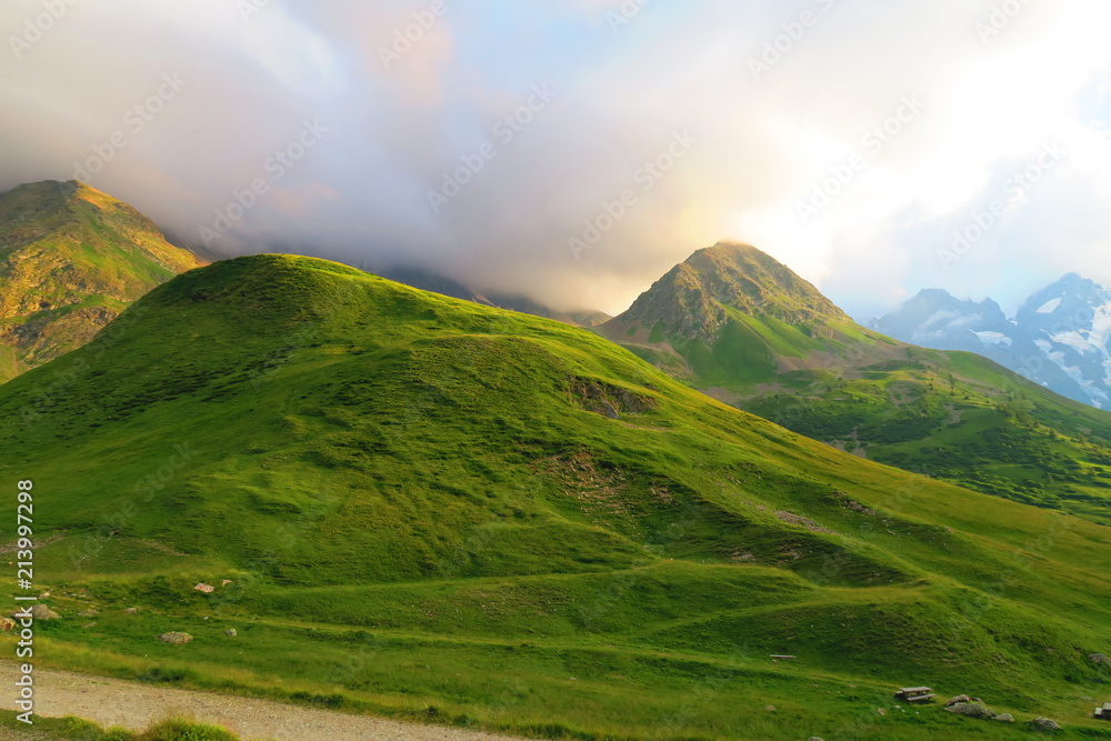 Fototapeta premium Hügellandschaft, Bergwiese, Alpen, Bergluft, Wandern, Urlaub, Ferien, frische Luft, Auszeit
