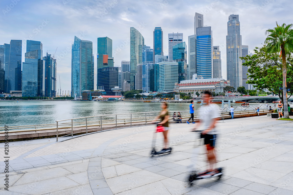 Naklejka premium Współczesny transport ekologiczny ludzi Singapuru