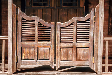 Canvas schilderij Oude deur Entree van historische western saloon  © eshma