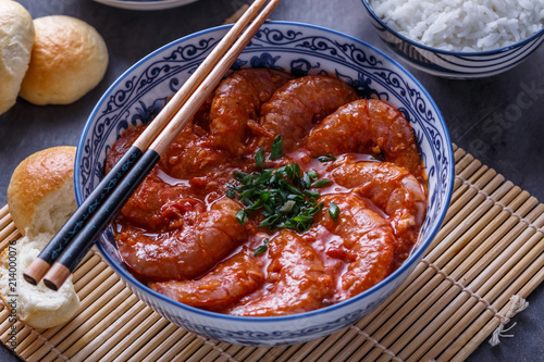 Singaporean chili shrimps with beer and chinese buns