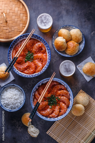 Shrimp in chili sauce with rice and beer