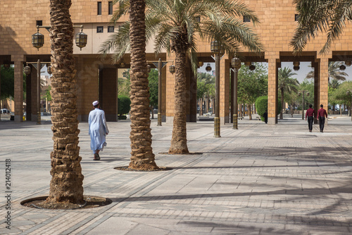 Riyadh Saudi Arabia October 15 2015 A Saudi Arabian Muslim Man Walks On Deera Square Or Chop Chop Square In The Center Of Riyadh Near Mosque Stock Photo Adobe Stock