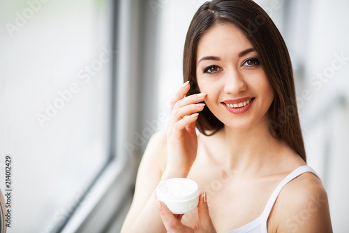 Tableau sur toile Cleaning Face Skin. Beautiful Happy Girl Washing Face