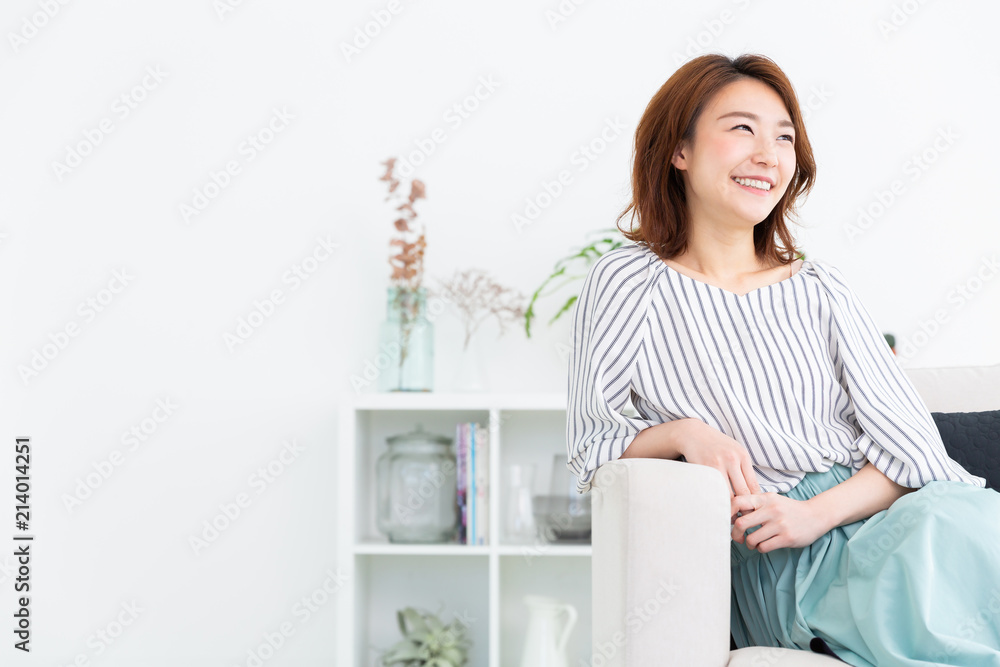 リラックスする女性 リラックスする女性