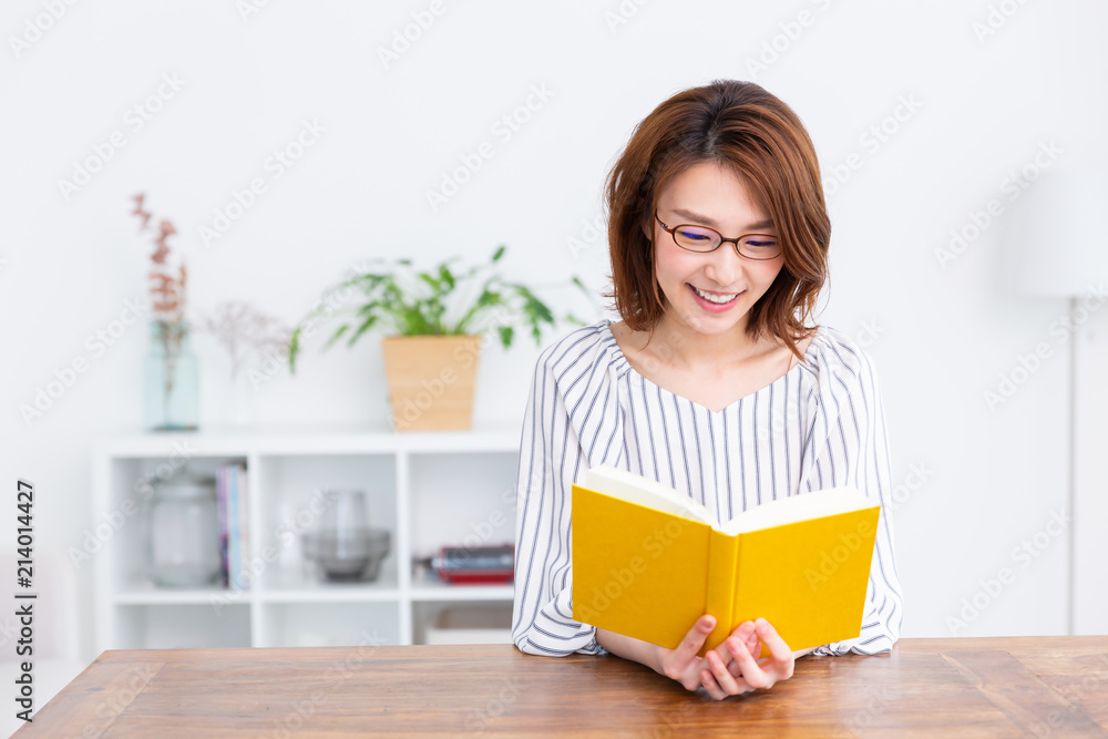 本を読む女性