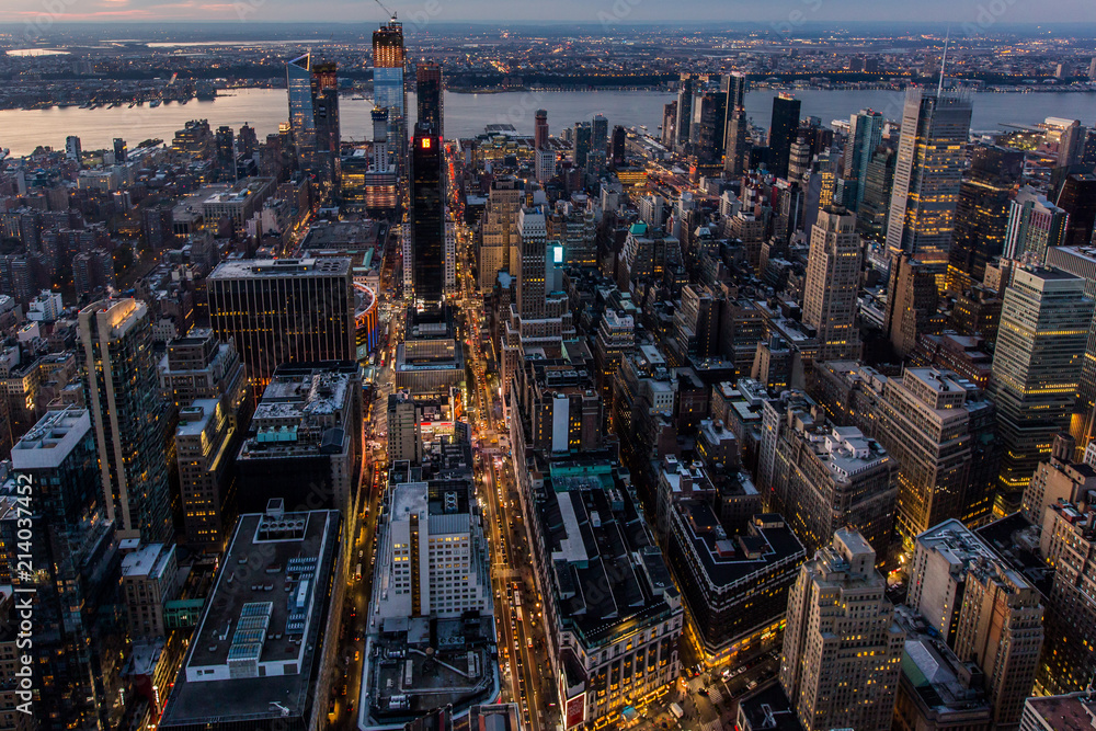 Obraz premium New York City skyline down W34th Street at dusk