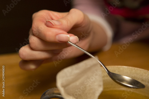 Eine Frau bereitet einen Tee zu