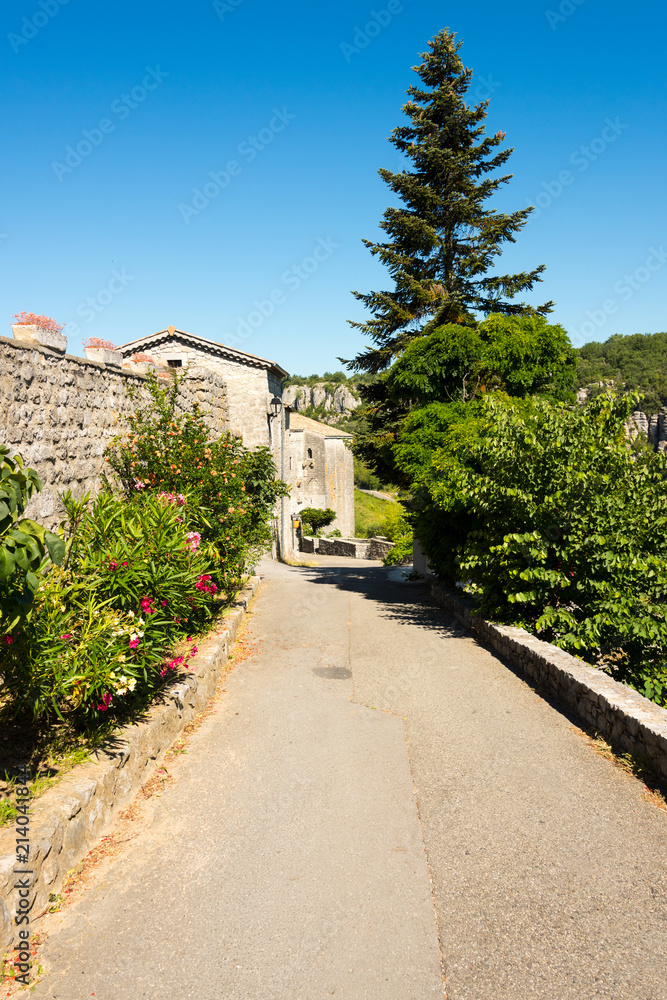 Weg am Ortsrand von Balazuc, dem mittelalterlichen Dorf an der Ardeche in Südfrankreich