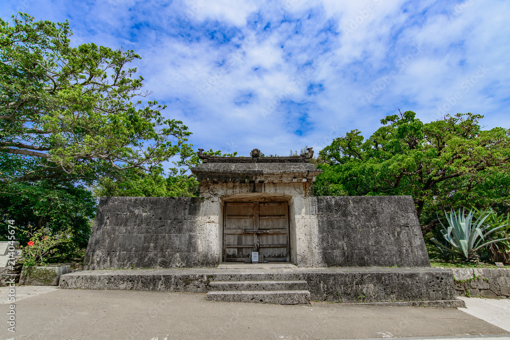 Naklejka premium 沖縄県 園比屋武御嶽石門