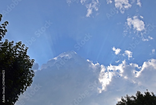 Aufklarender Himmel mit dramatischer Wolkenformation nach einem Gewitter an einem hei  en Sommertag