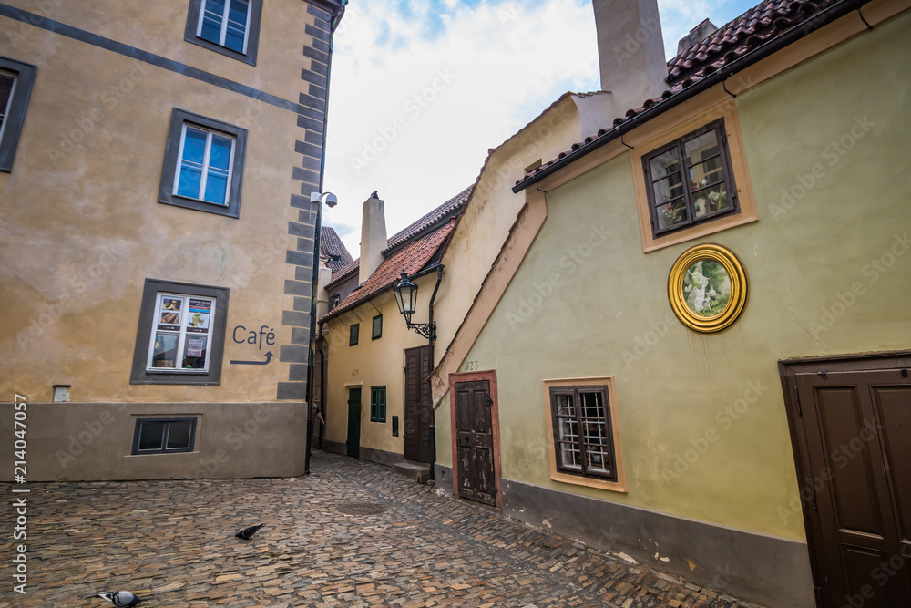 Obraz premium Das Goldene Gässchen (Zlatá ulička) auf dem Areal der Prager Burg in Sommer