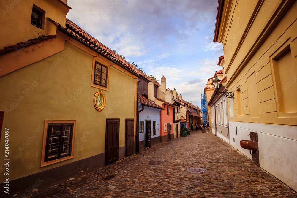 Obraz premium Das Goldene Gässchen (Zlatá ulička) auf dem Areal der Prager Burg in Sommer