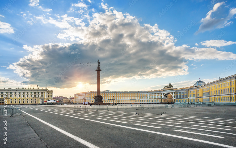 Александровская колонна на Дворцовой площади The Alexander Column on the Palace Square