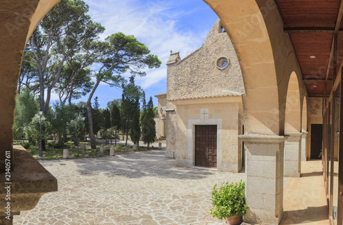 Aufnahme der Kapelle im Kloster  Santuari de Nostra Senyora de Cura auf Mallorca fotografiert tagsüber bei blauem Himmel im September 2016 photo