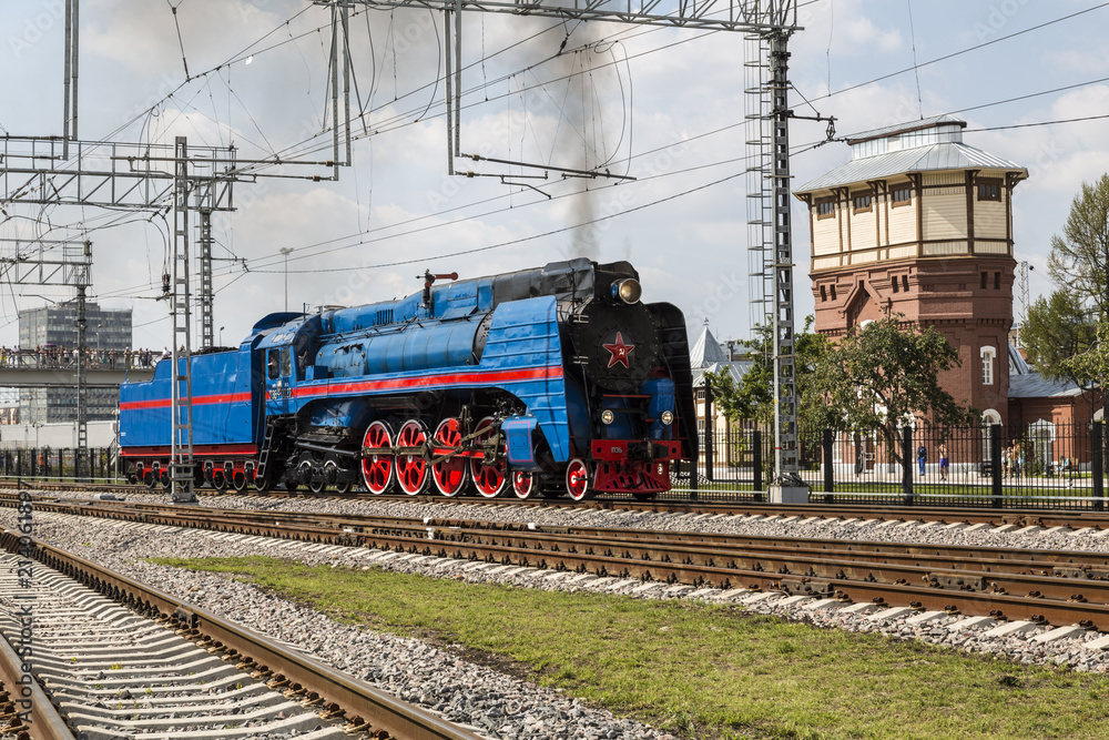 Obraz premium Steam locomotive of series P36 0027 produced in the USSR from 1950 to 1956 in action on the demonstration of a retro steam trains in Moscow region