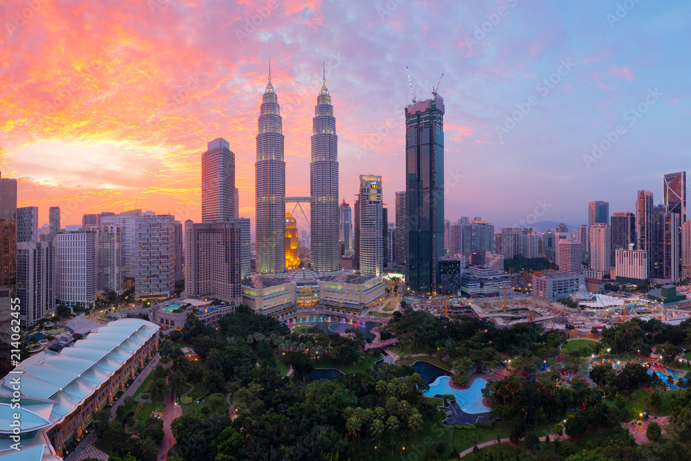 Fototapeta premium Widok z góry na panoramę Kuala Lumpur z pięknym niebem o zachodzie słońca.