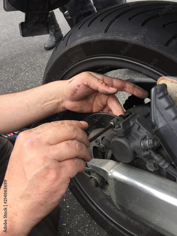 Schmutzige Finger bei Motorrad Reparatur Schmutzige Finger bei Motorrad Reparatur