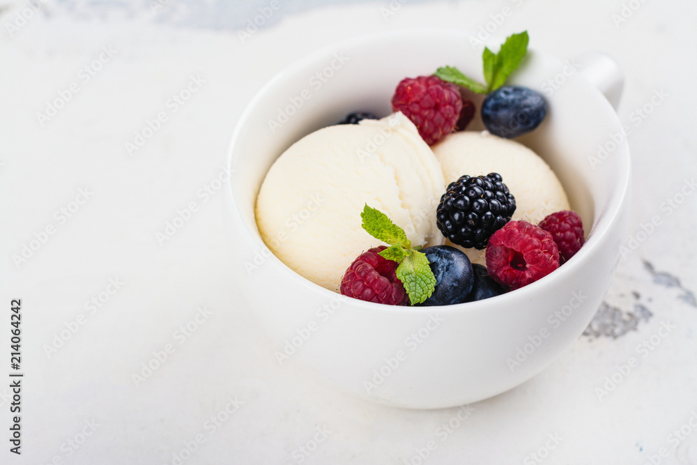 Vanilla ice cream with berries Vanilla ice cream with berries
