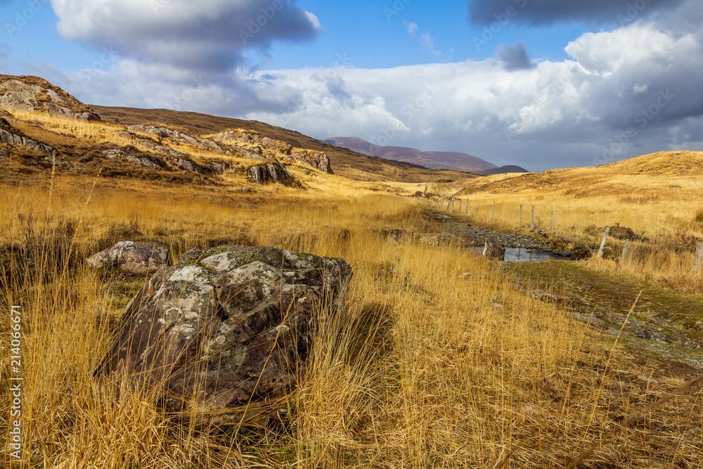 Obraz premium Typical landscape from Ireland. Amazing picturesque view of wonderful nature. Rocks, stones, mountains, cloudy sky, colorful. Very popular travel destination. Travel, explore, discover, enjoy.