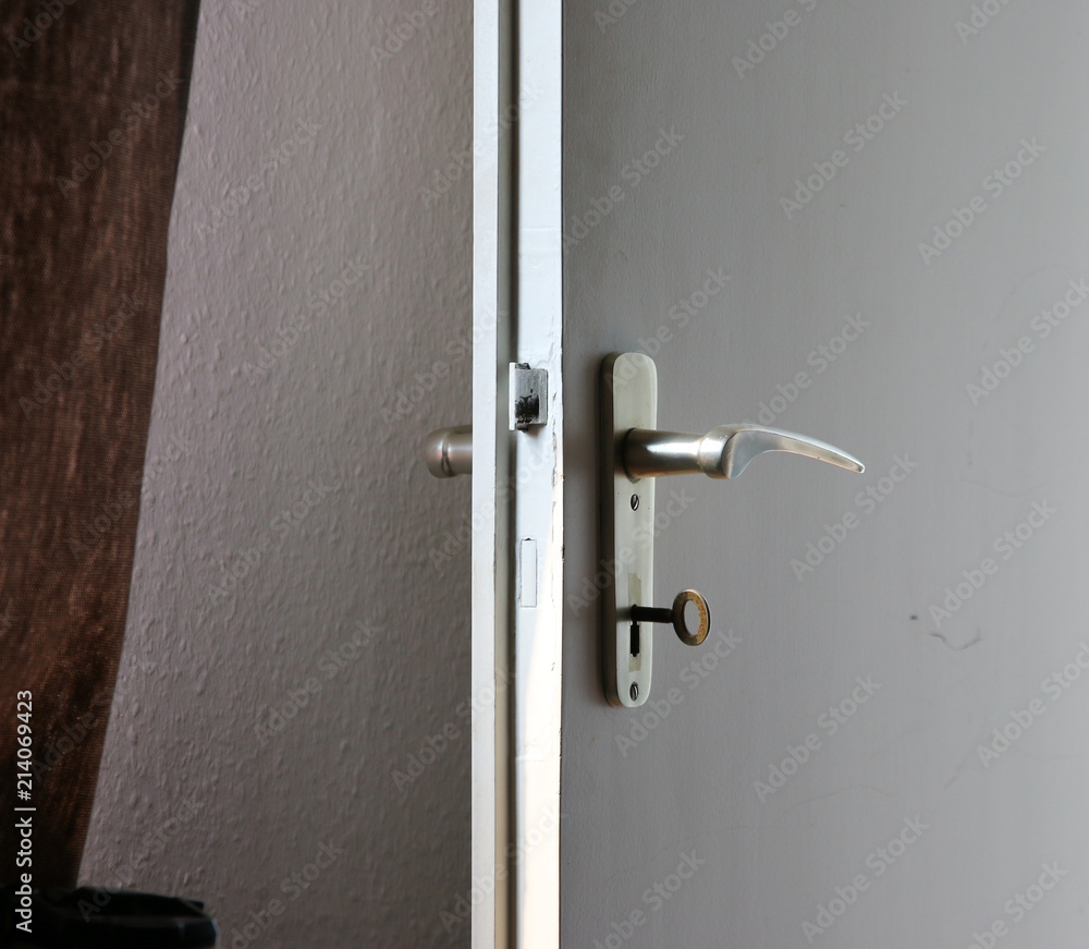 Tür mit angerostetem Schlüssel