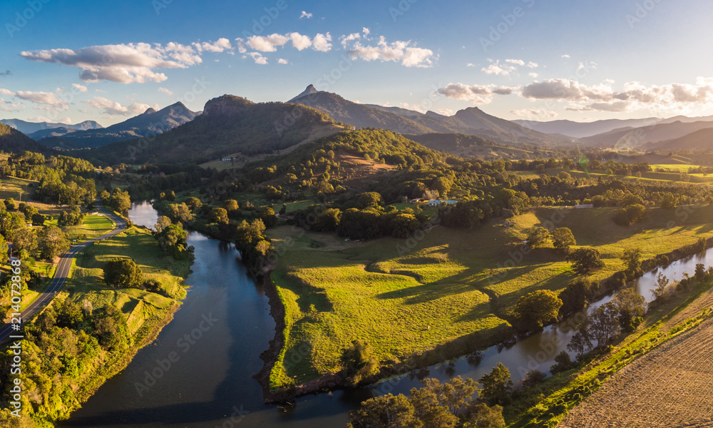 Fototapeta premium Widok z drona na rzekę Tweed i Mount Warning, Nowa Południowa Walia, Australia