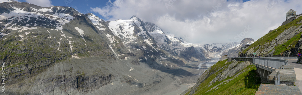 Obraz premium Grossglockner, the highest mountain in Austria with the Pasterze glacier