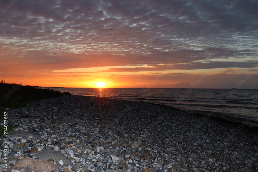 Obraz premium Sonnenuntergang am Strand Ostsee Kiesstrand