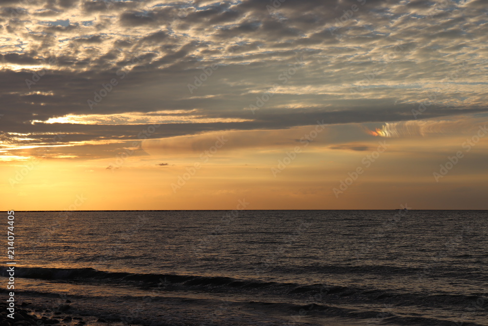 Farbpracht bei Sonnenuntergang an der Ostsee Farbpracht bei Sonnenuntergang an der Ostsee