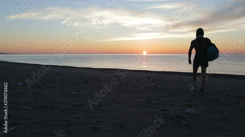 Silhouette di un ragazzo si sta allenando di fronte l'Oceano o il mare all'alba di mattina presto. photo
