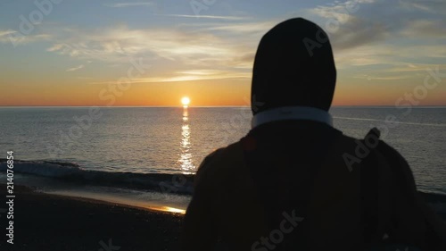 Silhouette di un ragazzo si sta allenando di fronte l'Oceano o il mare all'alba di mattina presto. photo