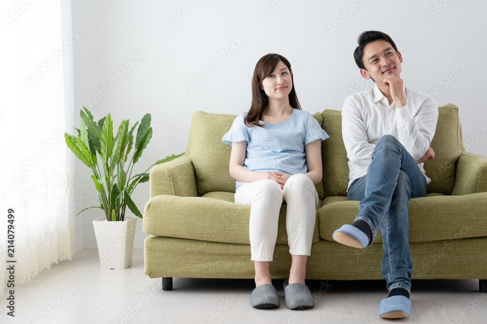 話し合う夫婦イメージ