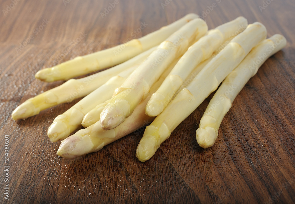 weißer Spargel auf Holz weißer Spargel auf Holz